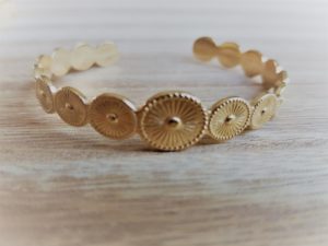 notre collection de bracelet jonc en acier doré en boutique pattesdechat