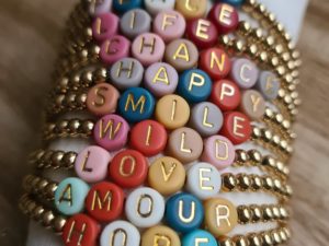 bracelet perles mots elastique